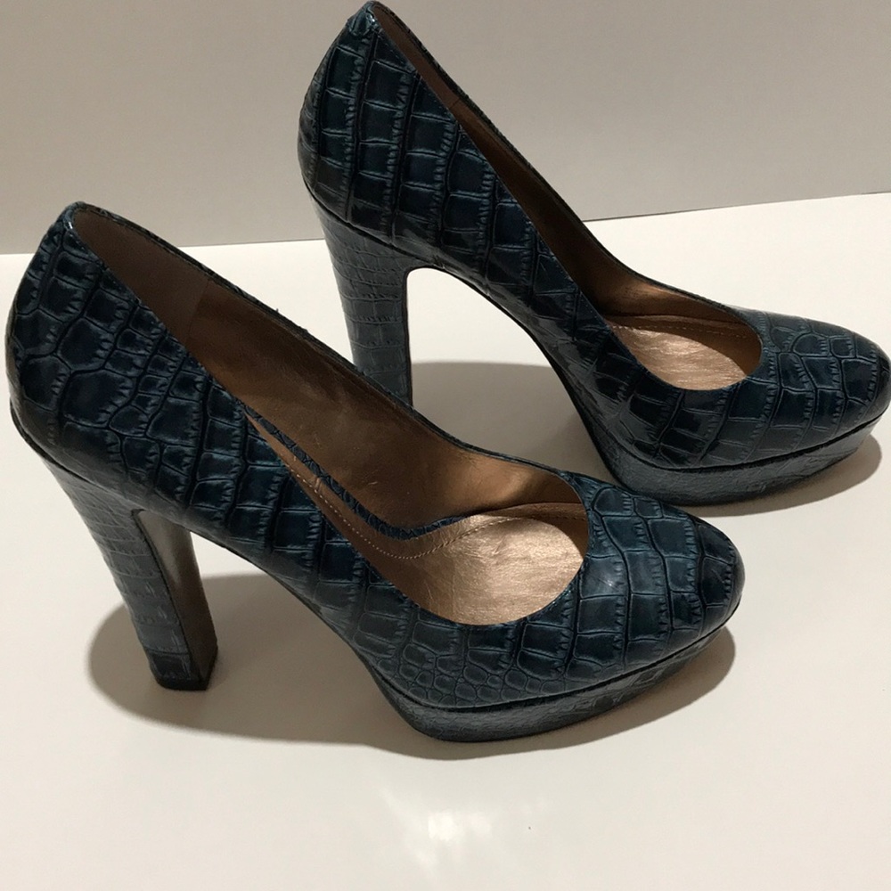 BCBG Jodie green platforms pumps size 8.5